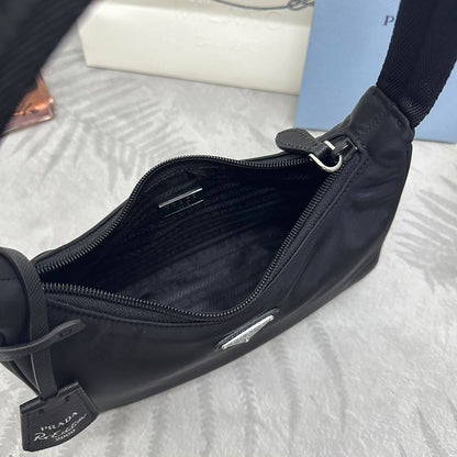 Prada

Model:Re-Edition Mini Bag (likely)

Material:Nylon (likely Re-Nylon or nylon fabric)👌🏼🪡
 
Size:22cm

Style: Casual luxury, suitable for everyday use🙂‍↔️

For Price 👇 WhatsApp✅
0568585901 
0507557372
0552275751 Owner Zain 👌

Zain325
♥️♥️♥️