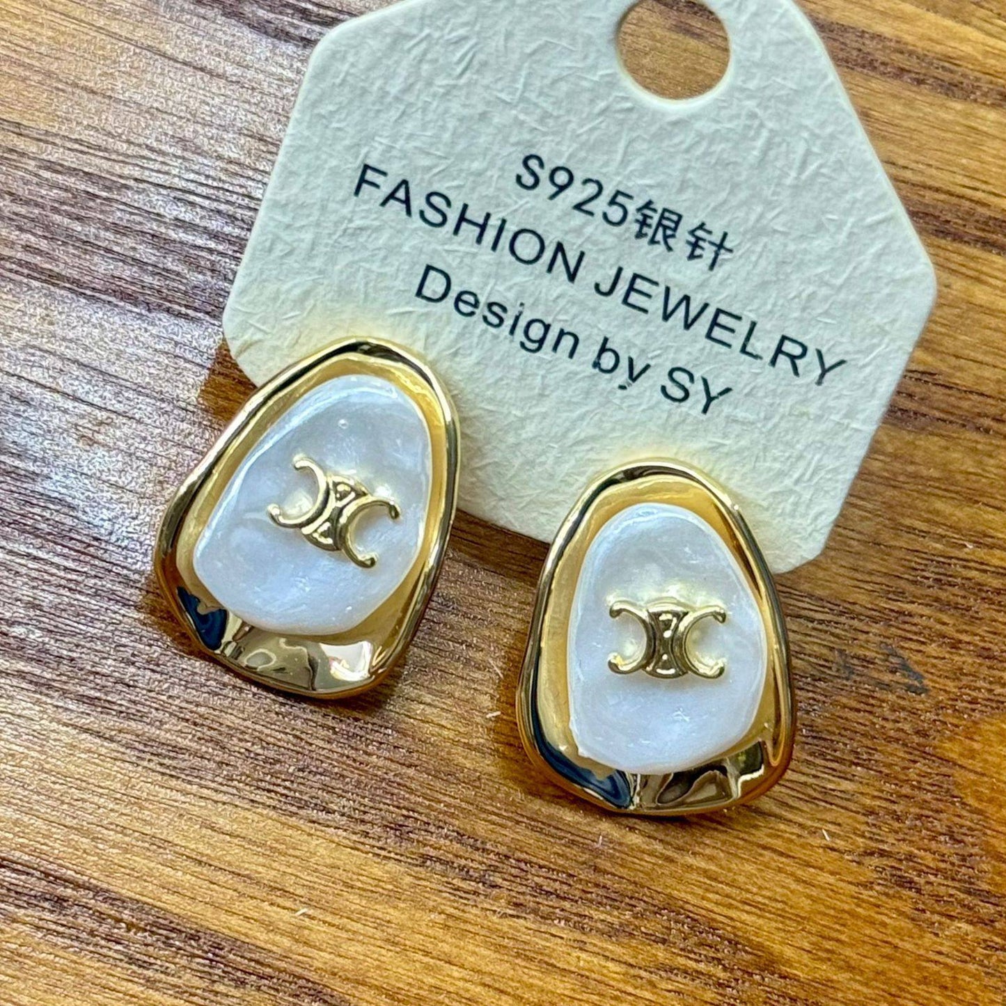 Earring ❤️‍🔥*
good quality 💯
With black boxes 🗃️ 
20 dhs❣️
With normal boxes 📦 
30 dhs❣️

Zain216
♥️♥️♥️