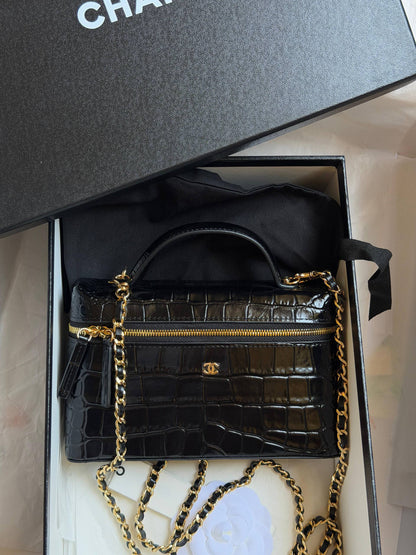 Chanel
 𝐕𝐚𝐧𝐢𝐭𝐲 𝐂𝐚𝐬𝐞 𝐖𝐢𝐭𝐡 𝐂𝐡𝐚𝐢𝐧 𝐂𝐫𝐨𝐜𝐨𝐝𝐢𝐥𝐞-𝐄𝐦𝐛𝐨𝐬𝐬𝐞𝐝 𝐂𝐚𝐥𝐟𝐬𝐤𝐢𝐧 
For Price 👇 WhatsApp✅
0568585901 
0507557372
0552275751 Owner Zain 👌

Zain76
♥️♥️♥️