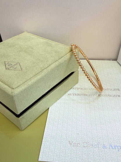 VCA

 *Perlee’ Pearls Bangle* 

 *90* with normal box 
 *140* with original box

Zain209
♥️♥️♥️