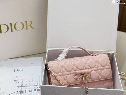 Dior 
Master🌺🌺
20Cm With Box
260 dhs💓

Zain131
♥️♥️♥️