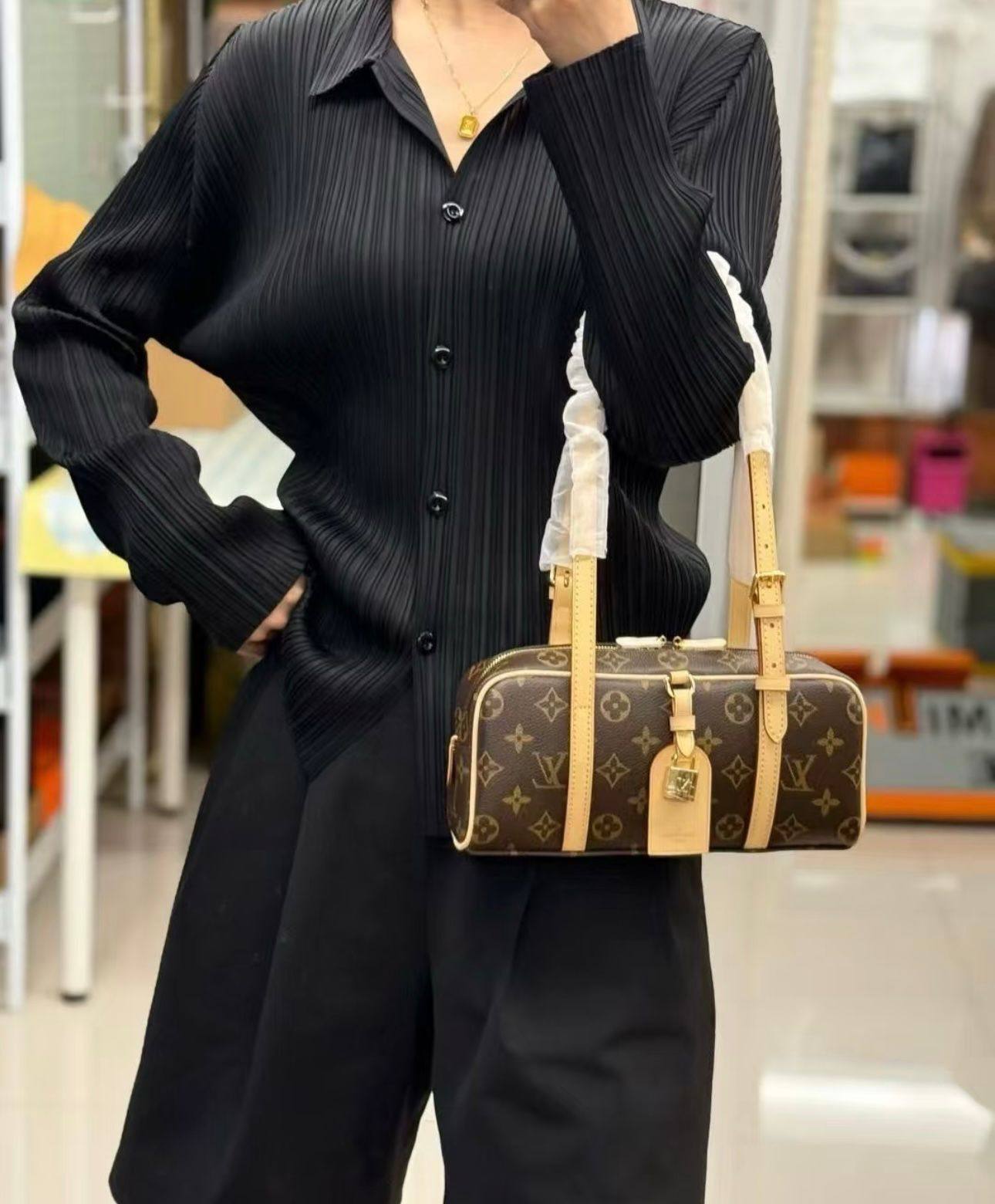 LV
GOOD QUALITY
 WITH BOX 
🎁🎁🎁

90 dhs🪙🌨️

Zain39
♥️♥️♥️