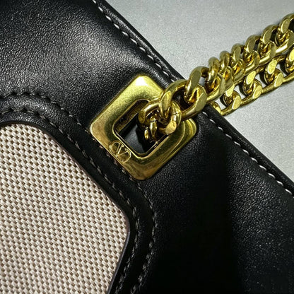 VALENTINO
 COPY ONE 
170 dhs✅

Zain39
♥️♥️♥️