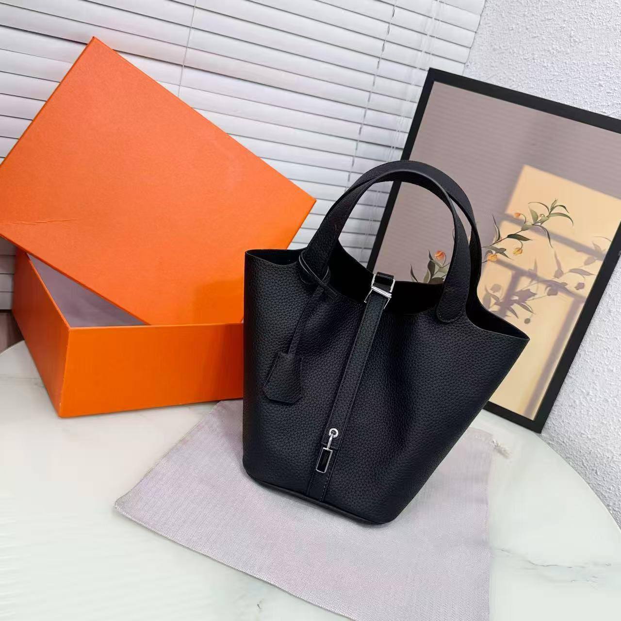 ❤️ Hermes Picotin
1️⃣ First quality +🎁
Size: 20 *19 *15 cm
85 dhs✅
with box 🎁

Zain115
♥️♥️♥️