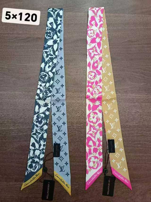 Scarf silk  
45 dhs🇦🇪🇦🇪 with box

Zain312
♥️♥️♥️