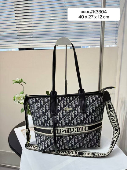 CHRISTIAN DIOR
sʜᴏᴜʟᴅᴇʀ ᴛᴏᴛᴇʙᴀɢ
ᴄᴀɴᴠᴀss & ʟᴇᴀᴛʜᴇʀ ᴍᴀᴛᴇʀɪᴀʟ
ᴡɪᴛʜ ʟᴏɴɢ ʙᴇʟᴛ sᴛʀᴀᴘ
sɪᴢᴇ: 40 cm

75 dhs🪙🌨️

Zain31
♥️♥️♥️