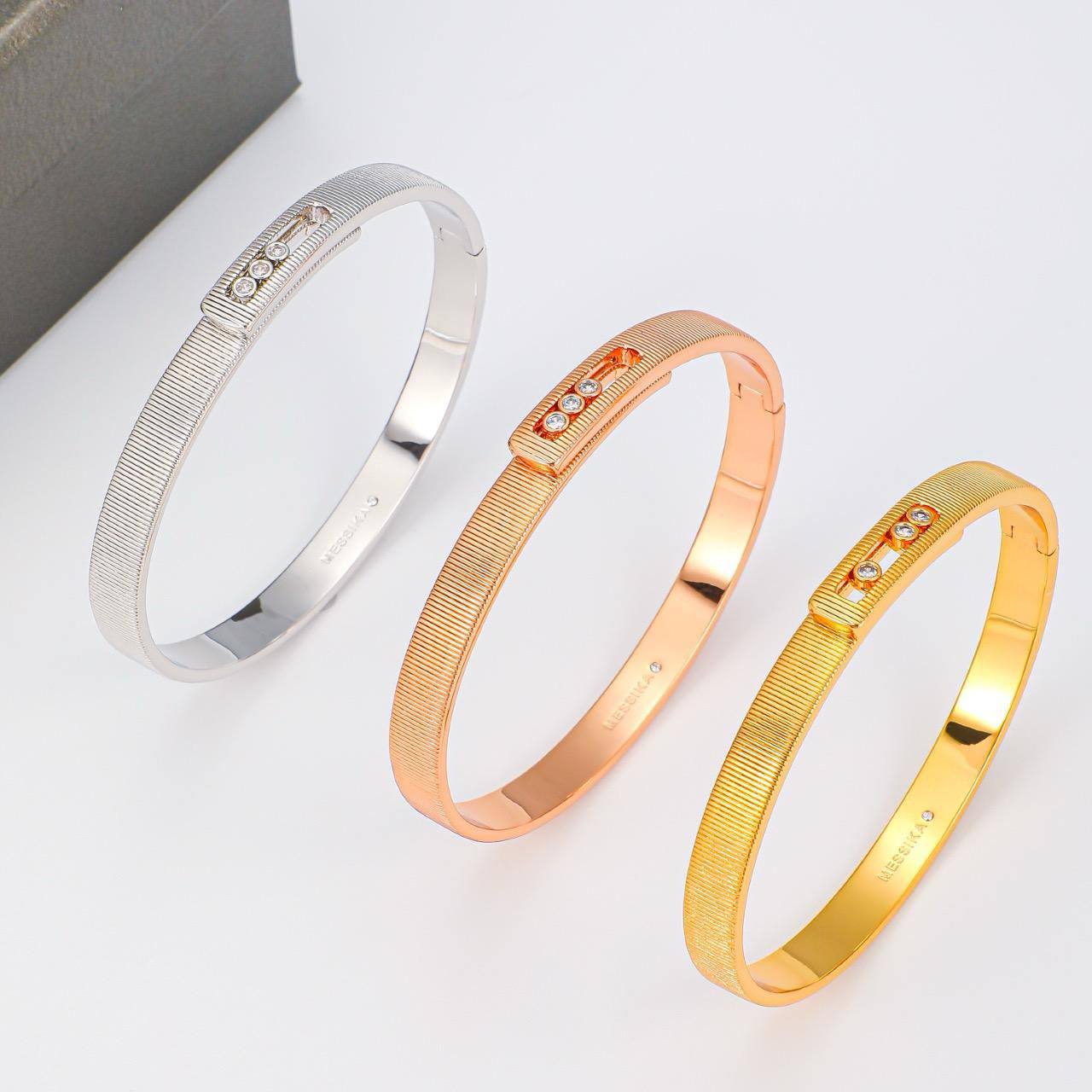 Messika 🦋*
Bangle 🌊
Ring 💍 size available 👇
6,7,8,9
With normal boxes 📦 
100 dhs🪙🌨️
With master box 🗃️ 
140 dhs🪙🌨️

Zain216
♥️♥️♥️