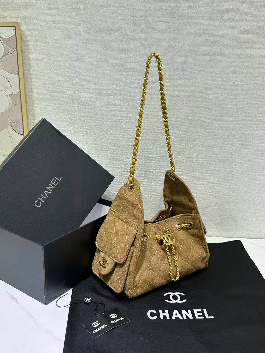 CHANEL 

NEW CAME 
HIGH QUALITY  

WITH BOX 
120 dhs🇦🇪🇦🇪

20cm

Zain39
♥️♥️♥️