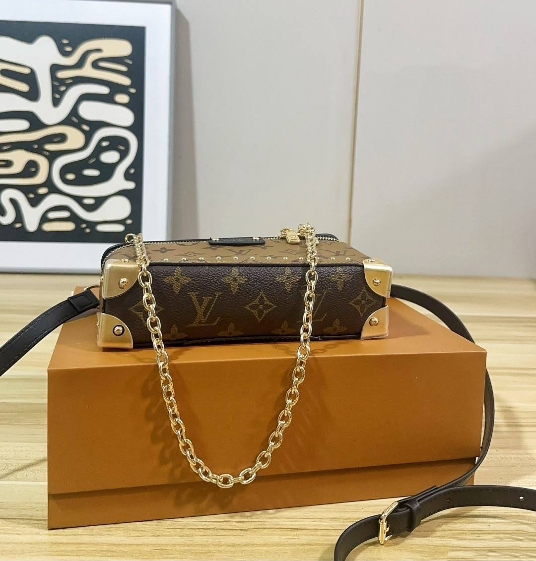 LV 
COPY ONE NEW CAME WITH BOX 
210 dhs🇦🇪🇦🇪

Zain295
♥️♥️♥️