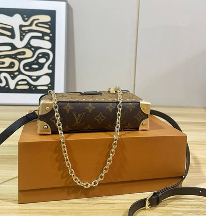 LV 
COPY ONE NEW CAME WITH BOX 
210 dhs🇦🇪🇦🇪

Zain295
♥️♥️♥️