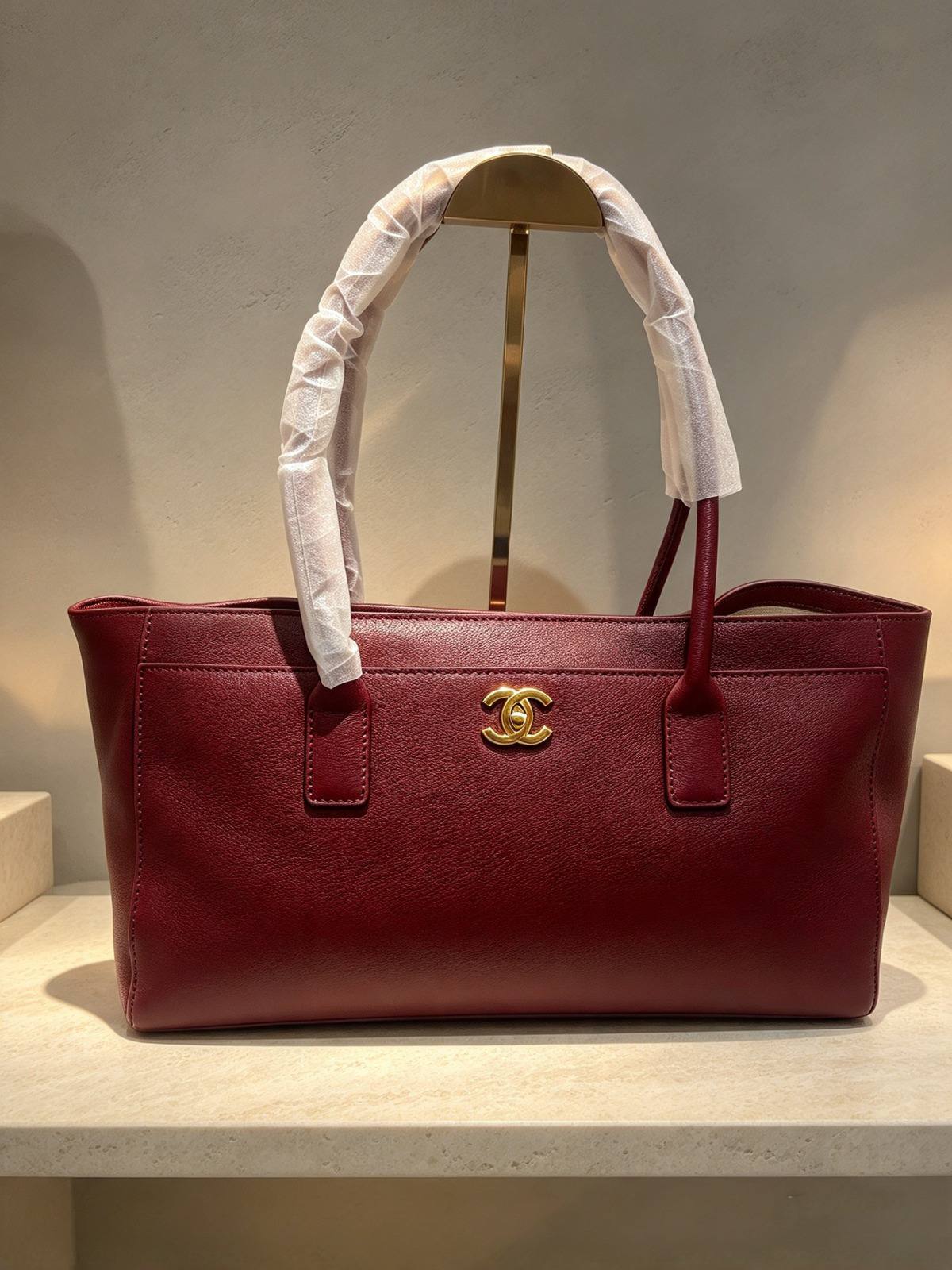 CHANEL

best quality 

without box

120 dhs🇦🇪🇦🇪🇦🇪

size42CM
Zain290
♥️♥️♥️