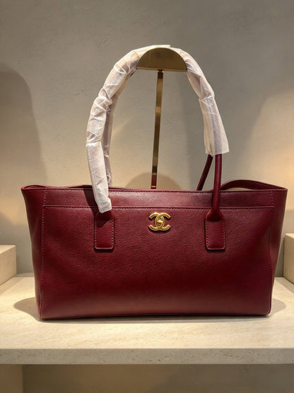 CHANEL

best quality 

without box

120 dhs🇦🇪🇦🇪🇦🇪

size42CM
Zain290
♥️♥️♥️