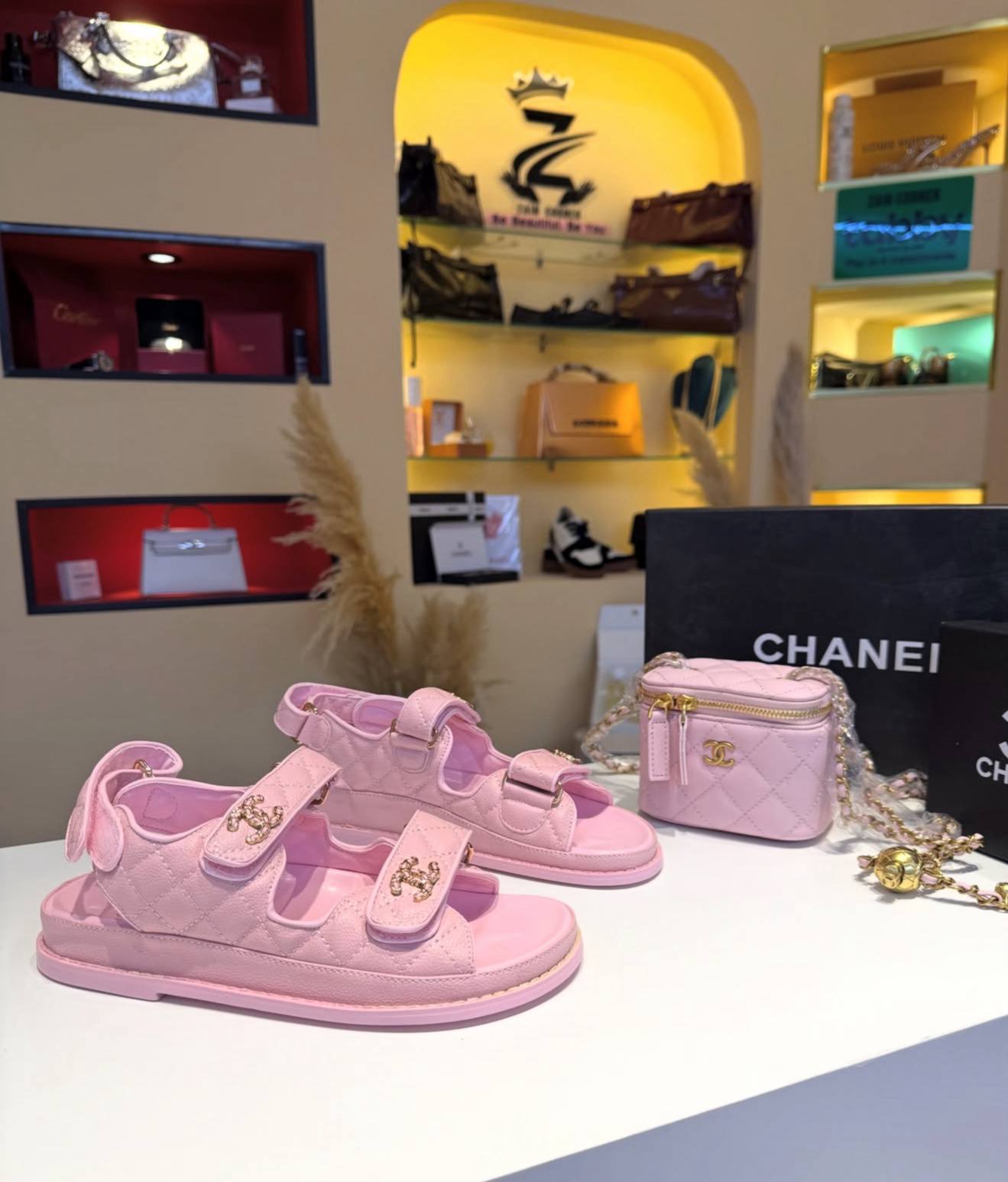 Chanel offer

185 dhs
With boxes

Zain19421

Available also in beige & black

اطلبوها من الوتس المثبت في الأعلى👆🏻👆🏻

تواصلو معنا 👈🏻 Zain 
For order WhatsApp pinned 👆🏻

♥️♥️♥️