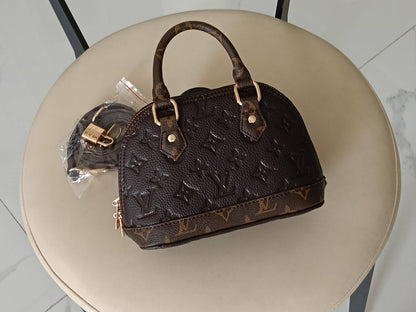 Lv
90 dhs🇦🇪🇦🇪
size 20cm

Zain26
♥️♥️♥️