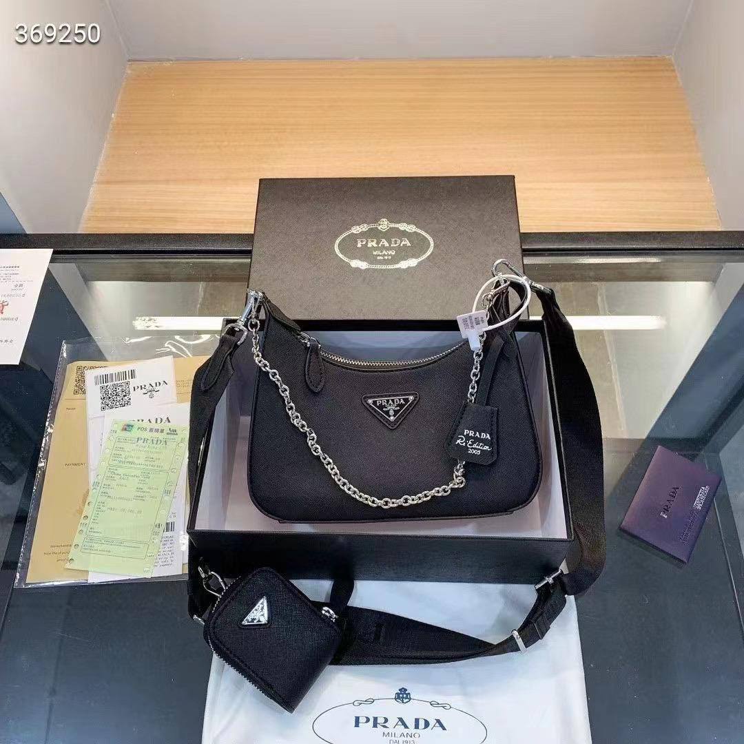 Prada

with box
🎁🎁🎁

100 dhs❤️

Zain143
♥️♥️♥️