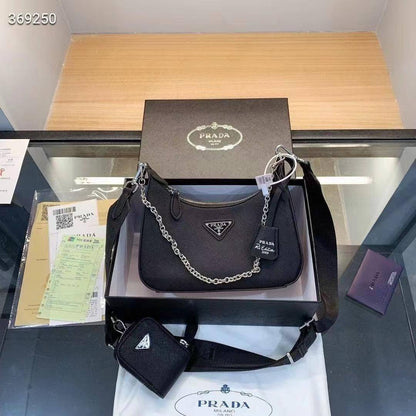 Prada

with box
🎁🎁🎁

100 dhs❤️

Zain143
♥️♥️♥️