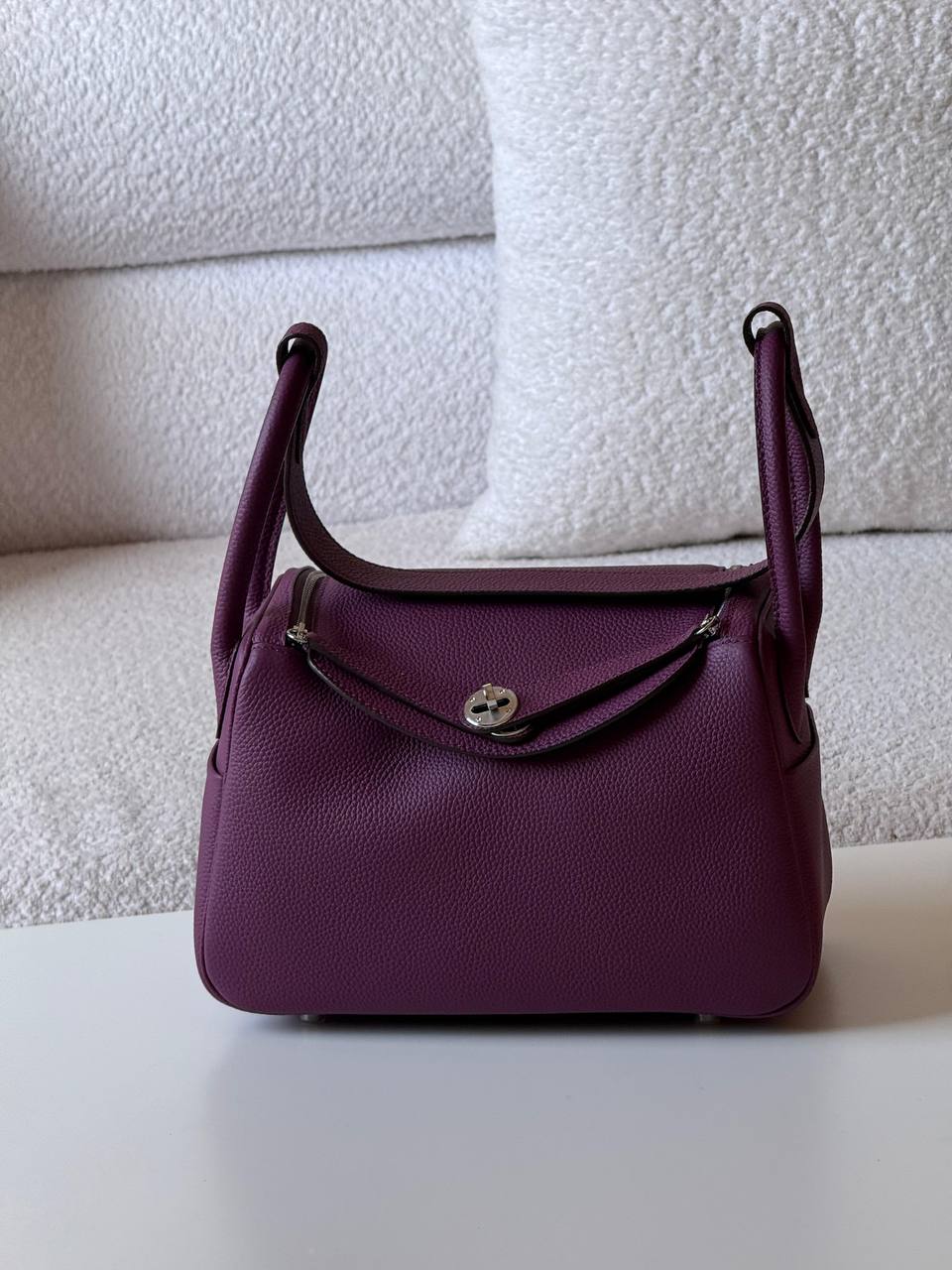 Hermes
Lindy 26 cm💥Master quality ✅with box📦
400 dhs✅

Zain52
♥️♥️♥️