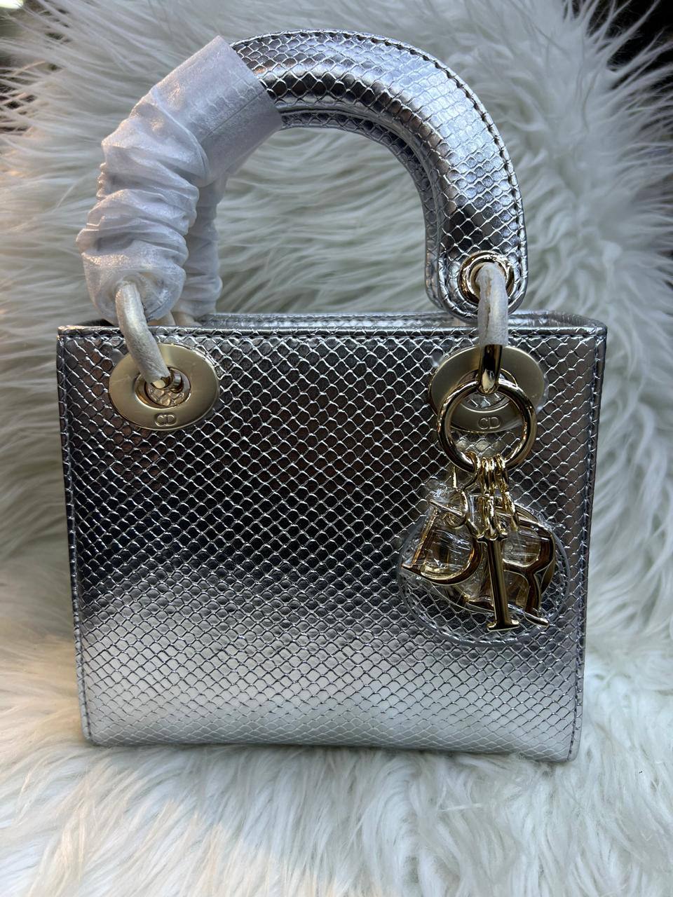 LADY DIOR
Master quality
17cm 

with box
🎁🎁🎁
260 dhs✅

Zain95
♥️♥️♥️