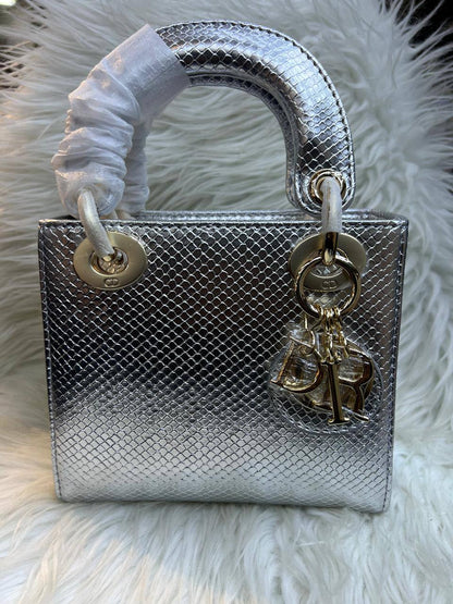 LADY DIOR
Master quality
17cm 

with box
🎁🎁🎁
260 dhs✅

Zain95
♥️♥️♥️