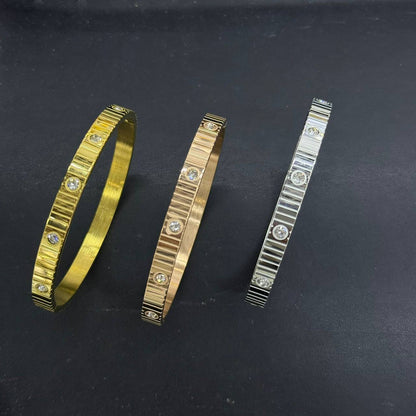 Cartier ❤️‍🔥*
Stainless steel 💯
Non tarnish 💯
With black boxes 🗃️ 
20 dhs✅
With normal boxes 📦 
And paper bag🛍️
30 dhs✅

Zain216
♥️♥️♥️