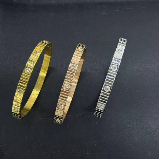 Cartier ❤️‍🔥*
Stainless steel 💯
Non tarnish 💯
With black boxes 🗃️ 
20 dhs✅
With normal boxes 📦 
And paper bag🛍️
30 dhs✅

Zain216
♥️♥️♥️