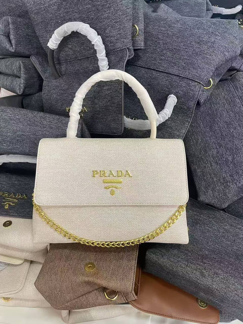 Prada
105 dhs🪙💚

Zain143
♥️♥️♥️