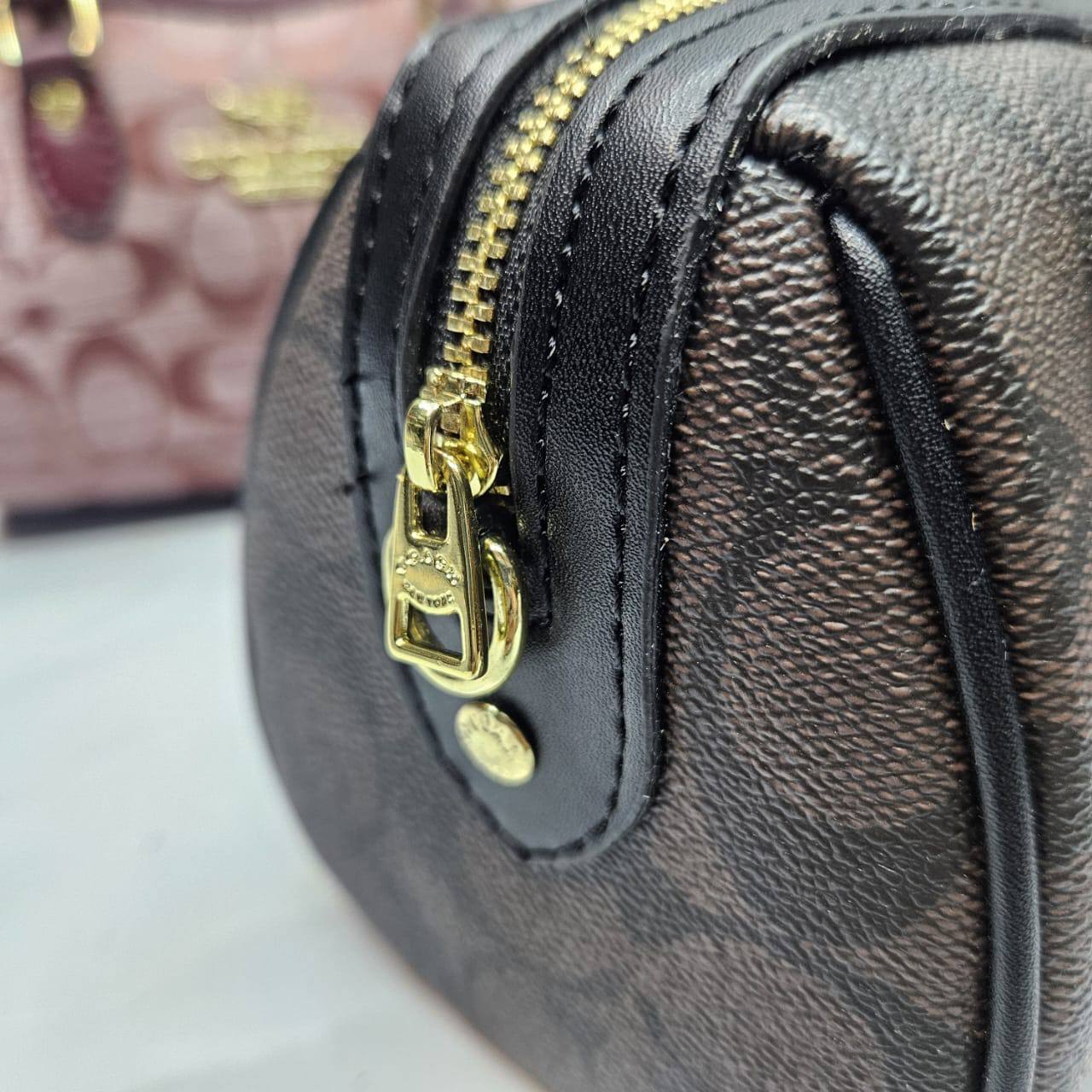 COACH ᴍɪɴɪ ʀᴏᴡᴀɴ sᴀᴛᴄʜᴇʟ
sɪɢɴᴀᴛᴜʀᴇ ᴄᴀɴᴠᴀs
ɢᴏʟᴅ ʜᴀʀᴅᴡᴀʀᴇ
ᴡɪᴛʜ ʟᴏɴɢ ʙᴇʟᴛ sᴛʀᴀᴘ
sɪᴢᴇ : 17.5 cm
ᴡɪᴛʜ BOX
🎁🎁🎁

85 dhs🗽

Zain31
♥️♥️♥️