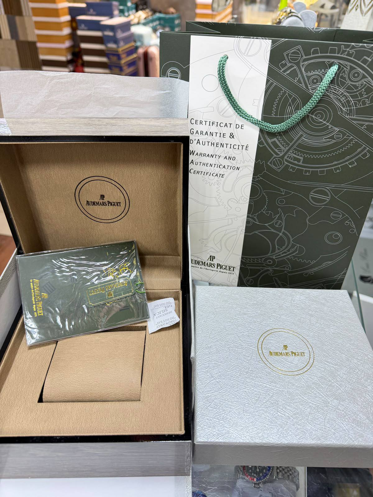 Original box

50 dhs🇦🇪🇦🇪

Zain85
♥️♥️♥️
