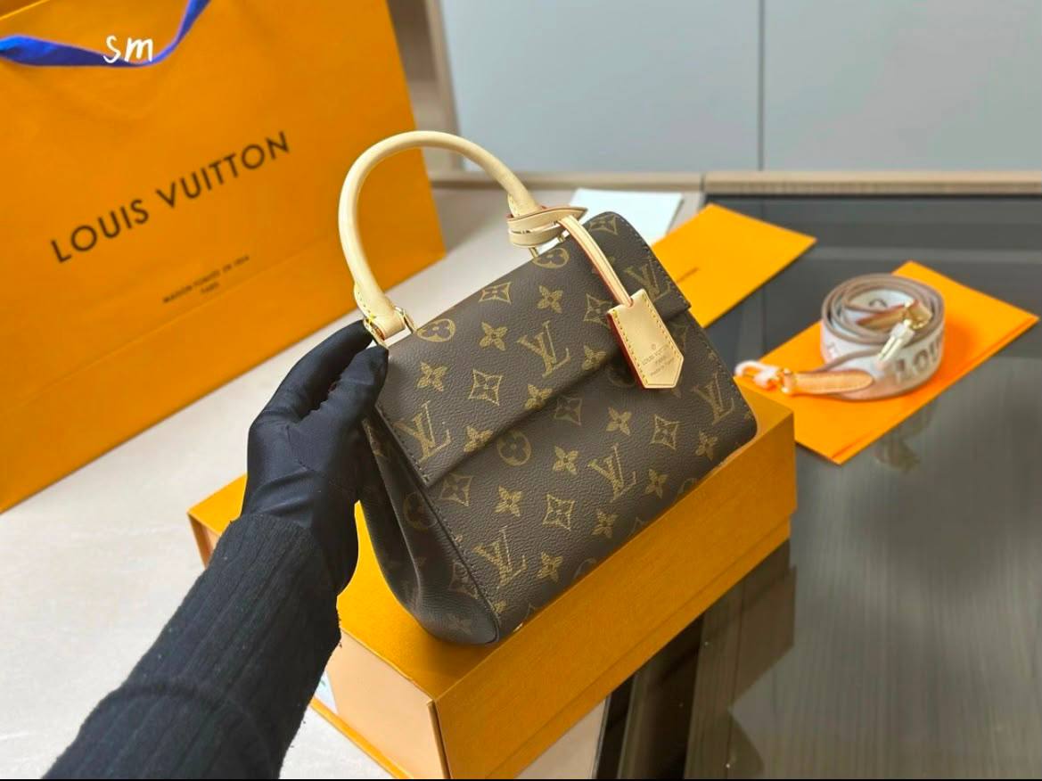 LV 
100 dhs🇦🇪🇦🇪

with box
size 20×9×15cm

Zain42
♥️♥️♥️