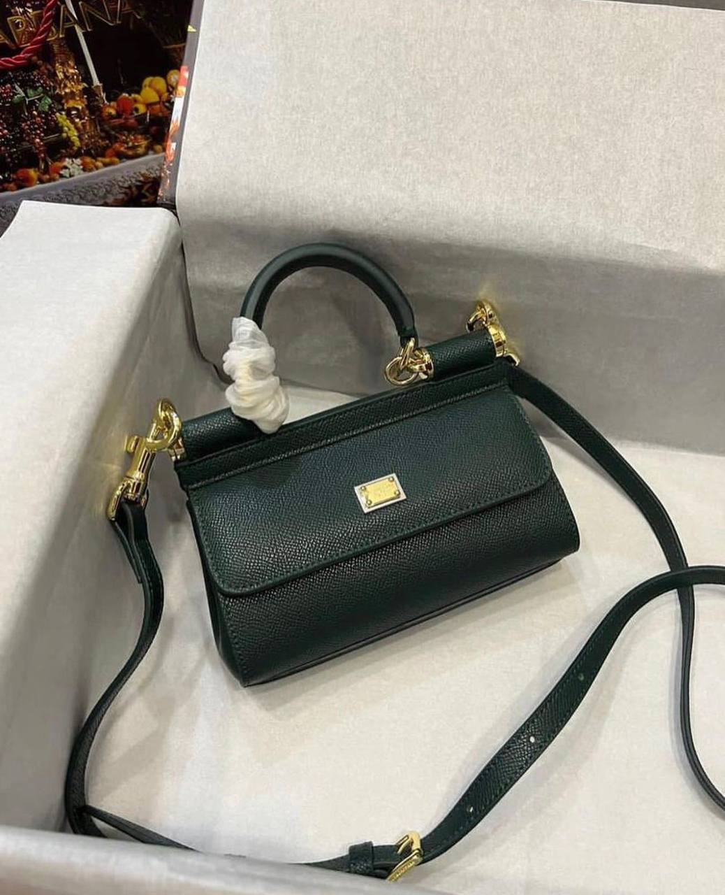 D&G
100 dhs✅
size：22cm
good-quality

with box

Zain35
♥️♥️♥️