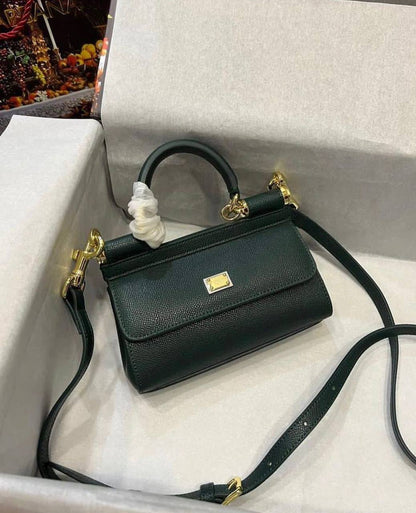D&G
100 dhs✅
size：22cm
good-quality

with box

Zain35
♥️♥️♥️