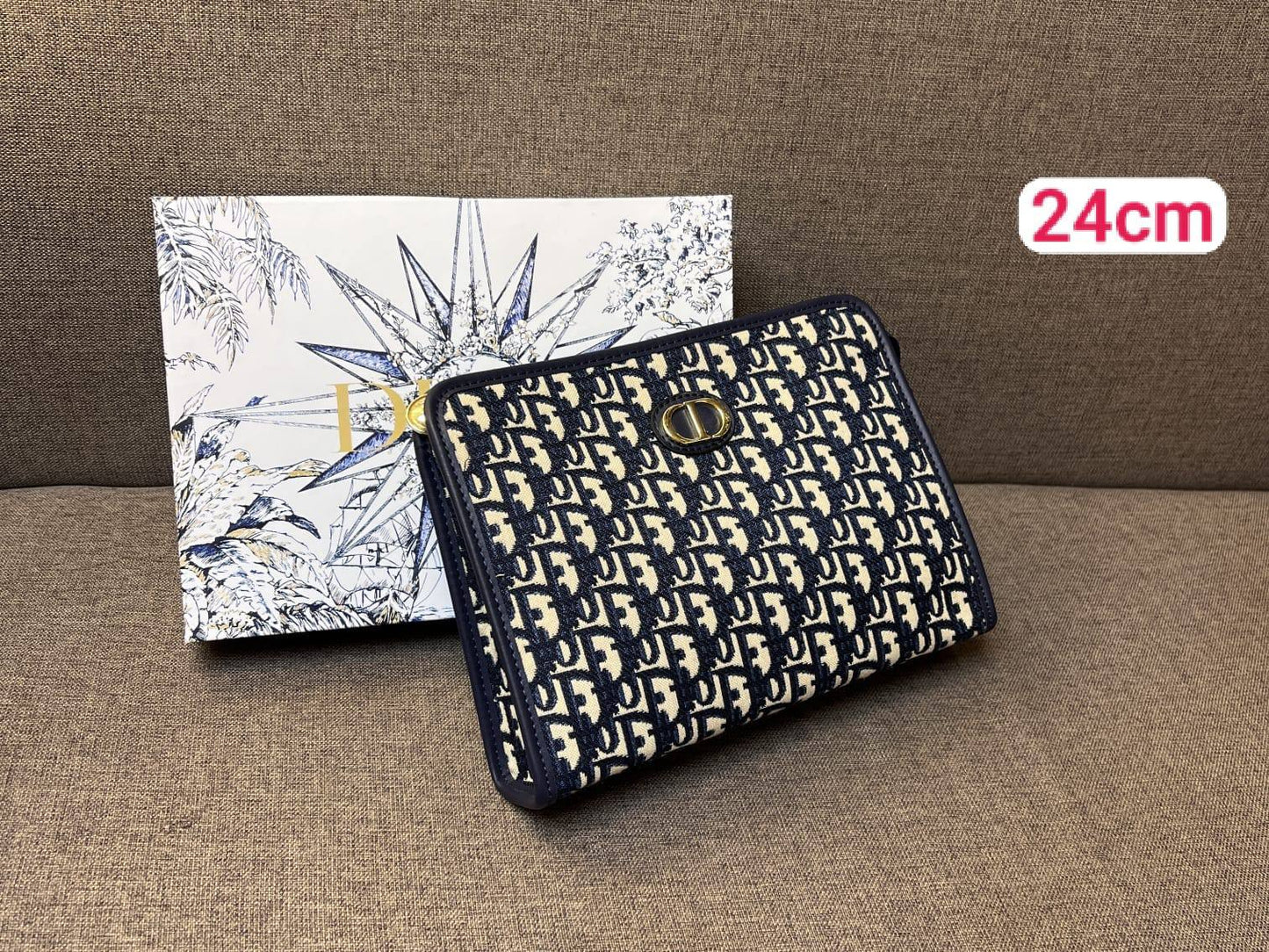 Clutch Bags
70 dhs✅
with box

Zain26
♥️♥️♥️
