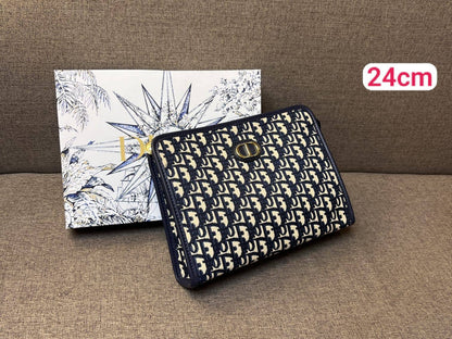 Clutch Bags
70 dhs✅
with box

Zain26
♥️♥️♥️