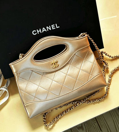CHANEL 

GOOD QUALITY 

WITH BOX 
🎁🎁🎁

105 dhs✅

Zain39
♥️♥️♥️