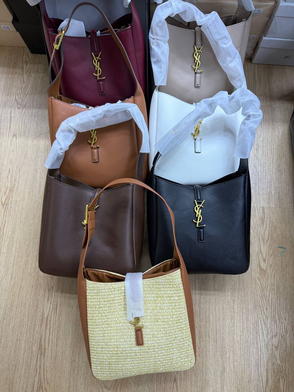 YSL 
NEW ARRIVALS 
20cm 

110 dhs🪙🖤

With BOX
🎁🎁🎁

Zain44
♥️♥️♥️