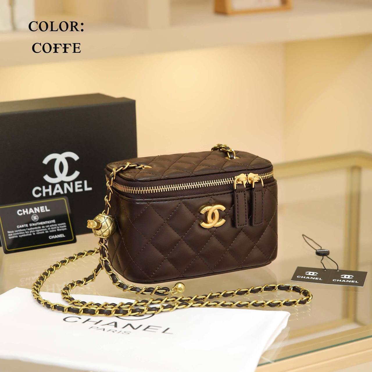 Chanel Pᴇᴀʀʟ ᴄʀᴜsʜ 
ᴠᴀɴɪᴛʏ ᴄᴀsᴇ
ᴡɪᴛʜ ɢᴏʟᴅ ᴄʜᴀɪɴ
ᴡɪᴛʜʙᴏx
ʟᴀᴍʙsᴋɪɴ ᴍᴀᴛᴇʀɪᴀʟ
100 dhs✅

Zain56
♥️♥️♥️