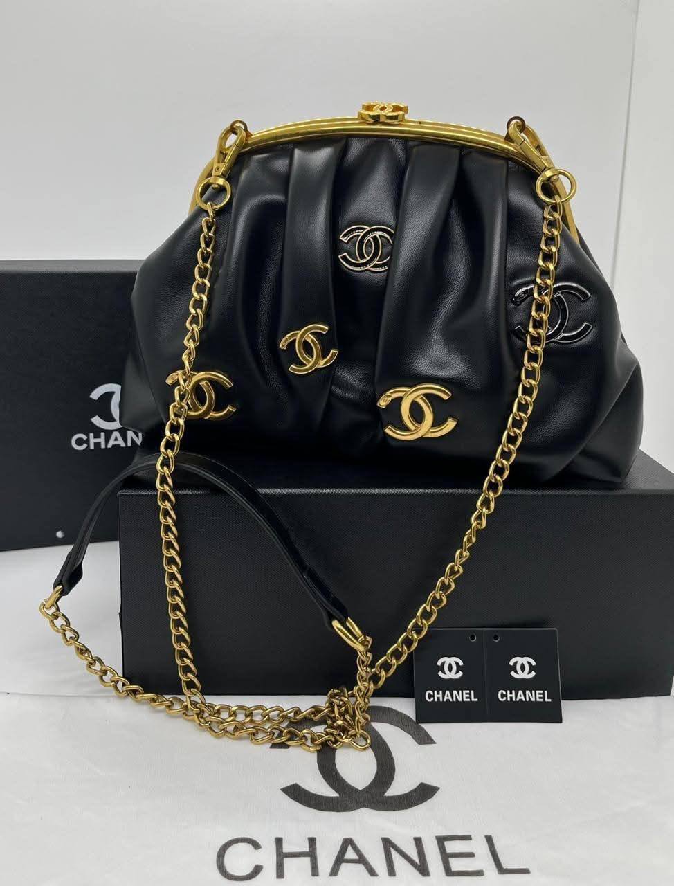Chanel
New Design 
Good Quality 
With Box 
🎁🎁🎁

115 dhs🪙🌨️

Zain250
♥️♥️♥️