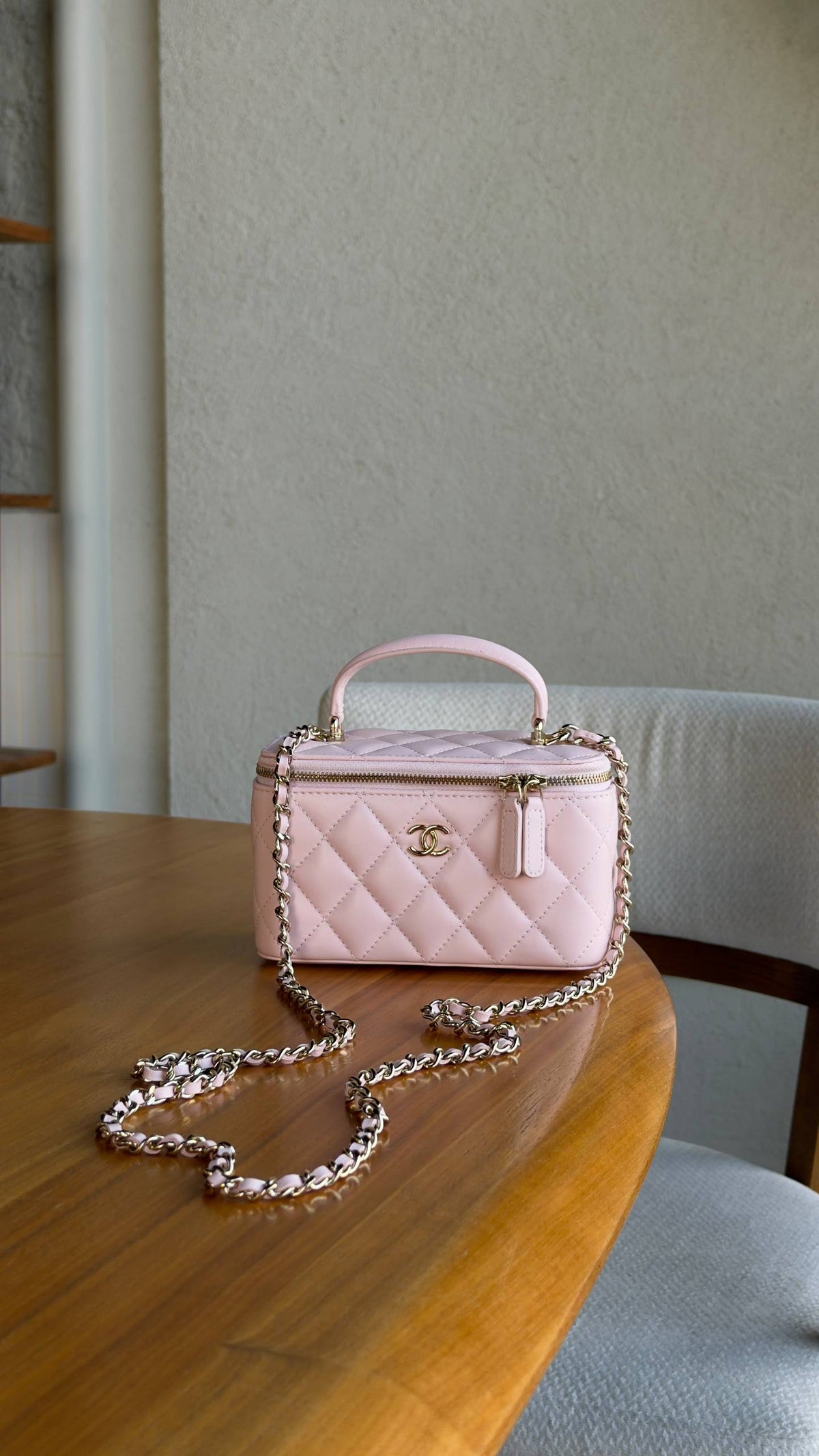New collection ⚜️
CHANEL 💚
VIP quality 💎
Chanel Vanity with chain ✨
Size : 16 cm
For Price 👇 WhatsApp✅
0568585901 
0507557372
0552275751 Owner Zain 👌

Zain336
♥️♥️♥️