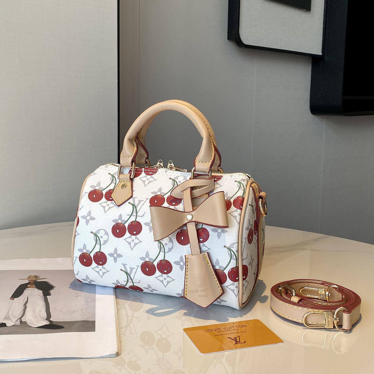 LV
110 dhs🌺
with box 📦 
Size. 20 cm 

Zain175
♥️♥️♥️