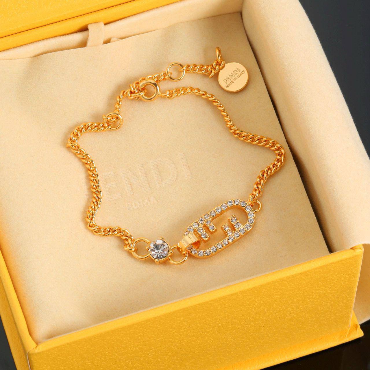 FENDI ❤️‍🔥*
Bracelet 🔥
Master quality 💯
With normal boxes 📦 
45 dhs🪙🌨️
With master box 🗃️ 
65 dhs🪙🌨️

Zain216
♥️♥️♥️