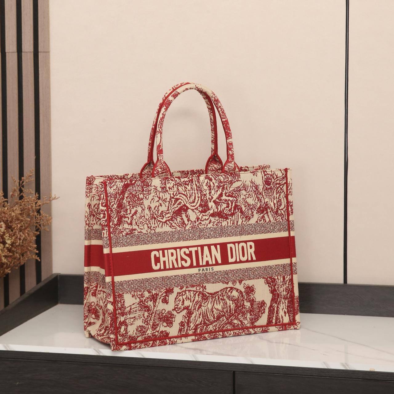 Dior

Good quality 

with box 🎁🎁🎁

115 dhs💓

Zain186
♥️♥️♥️