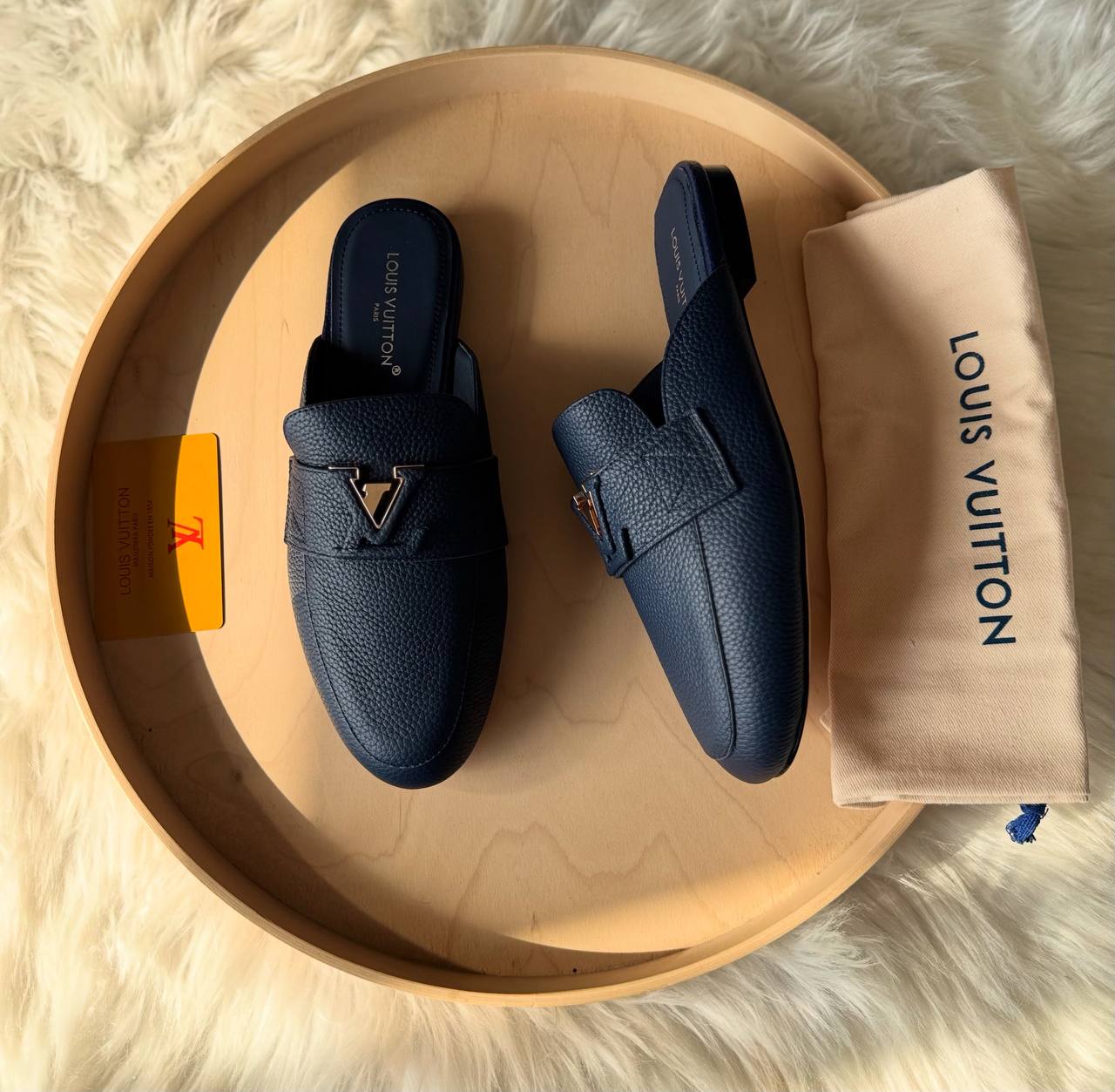 LV
Available🤩
Master quality 
Size: 36 to 41
450 dhs💓

Zain318
♥️♥️♥️