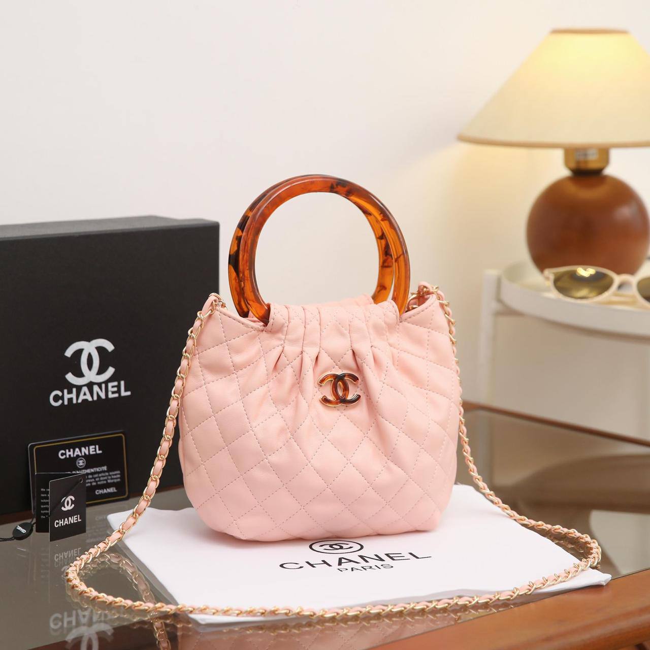CHANEL 

NEW DESIGN 

High QUALITY 

WITH BOX 
95 dhs🇦🇪🇦🇪

Zain17
♥️♥️♥️
