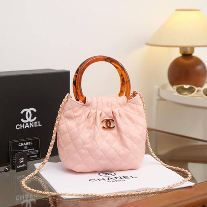 CHANEL 

NEW DESIGN 

High QUALITY 

WITH BOX 
95 dhs🇦🇪🇦🇪

Zain17
♥️♥️♥️