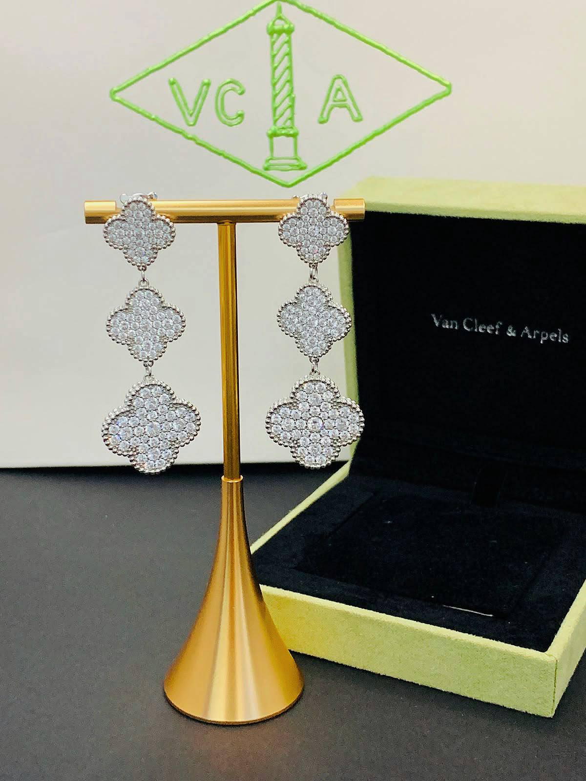 VCA EARRING
MASTER💫✨
3 Flower
90 DHS✅
 WITH  BOX AND PAPER BAG🛍️🎁

Zain89
♥️♥️♥️