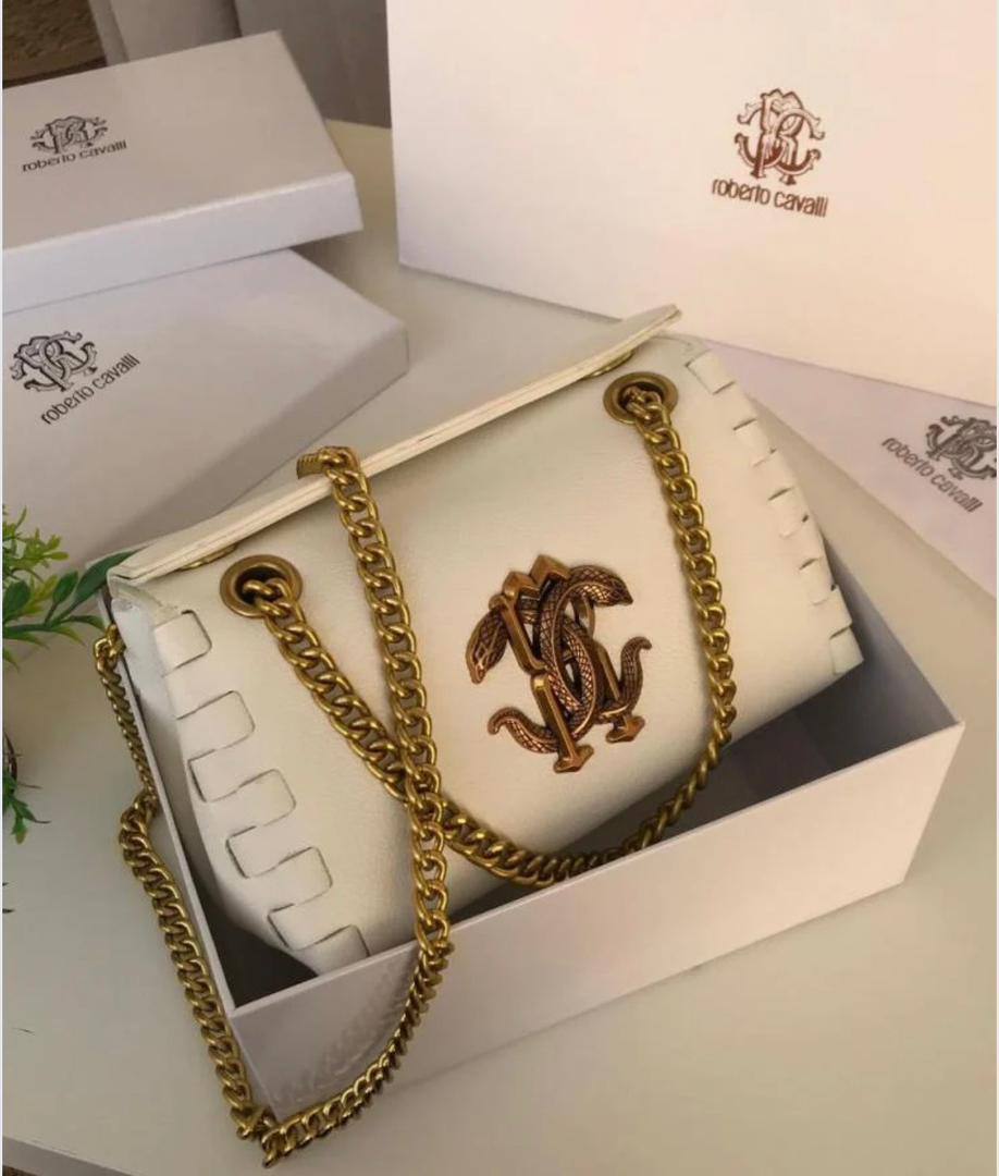 Aigner
110 dhs🪙🌨️
SIZE：20×13×10CM

Good quality

 with box
🎁🎁🎁

Zain35
♥️♥️♥️