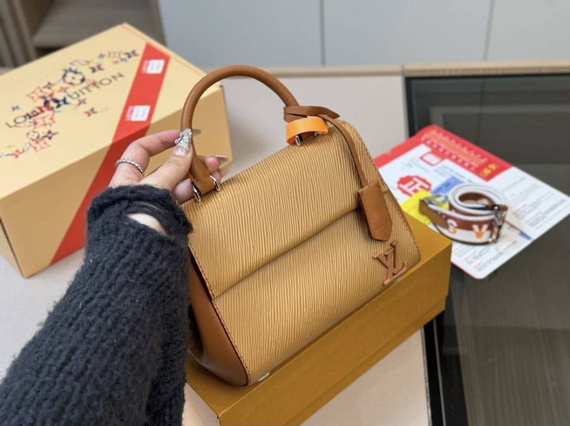 LV 
100 dhs🇦🇪🇦🇪

with box
size 20×9×15cm

Zain42
♥️♥️♥️