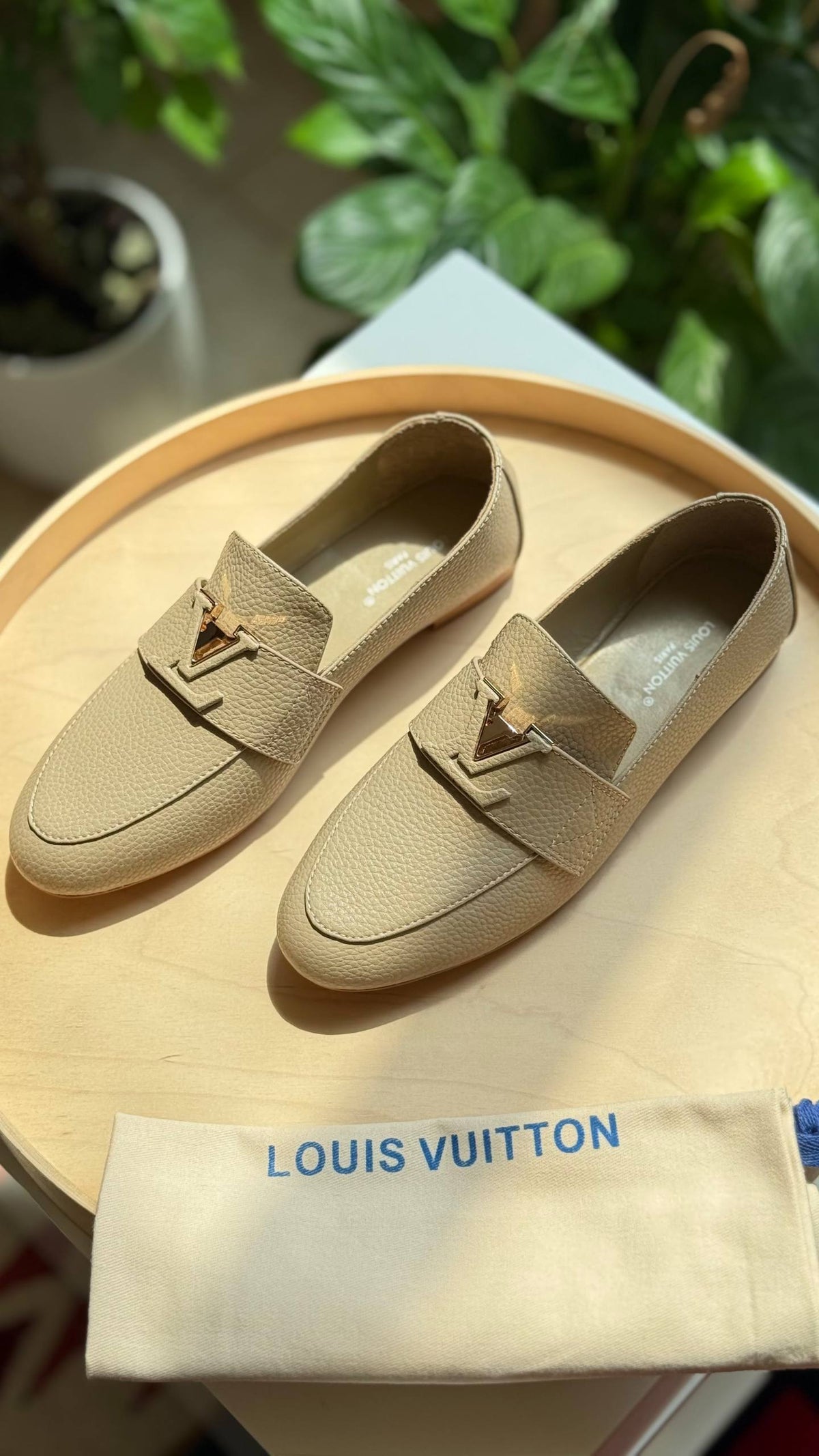 LV

Available Again🤩

Master quality 

Size: 36 to 41
480 dhs🇦🇪🇦🇪🇦🇪

Zain318
♥️♥️♥️