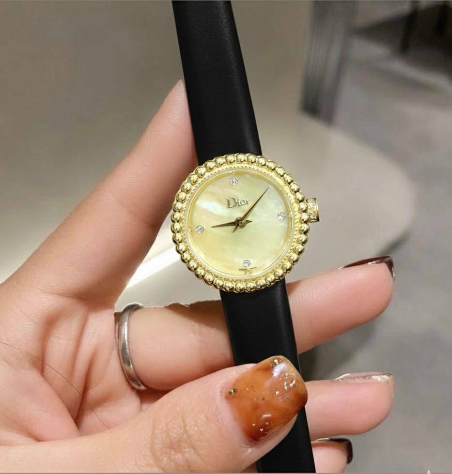 Dior
 Watch For Ladies 
Good Quality 
250 dhs❤️

Zain59
♥️♥️♥️