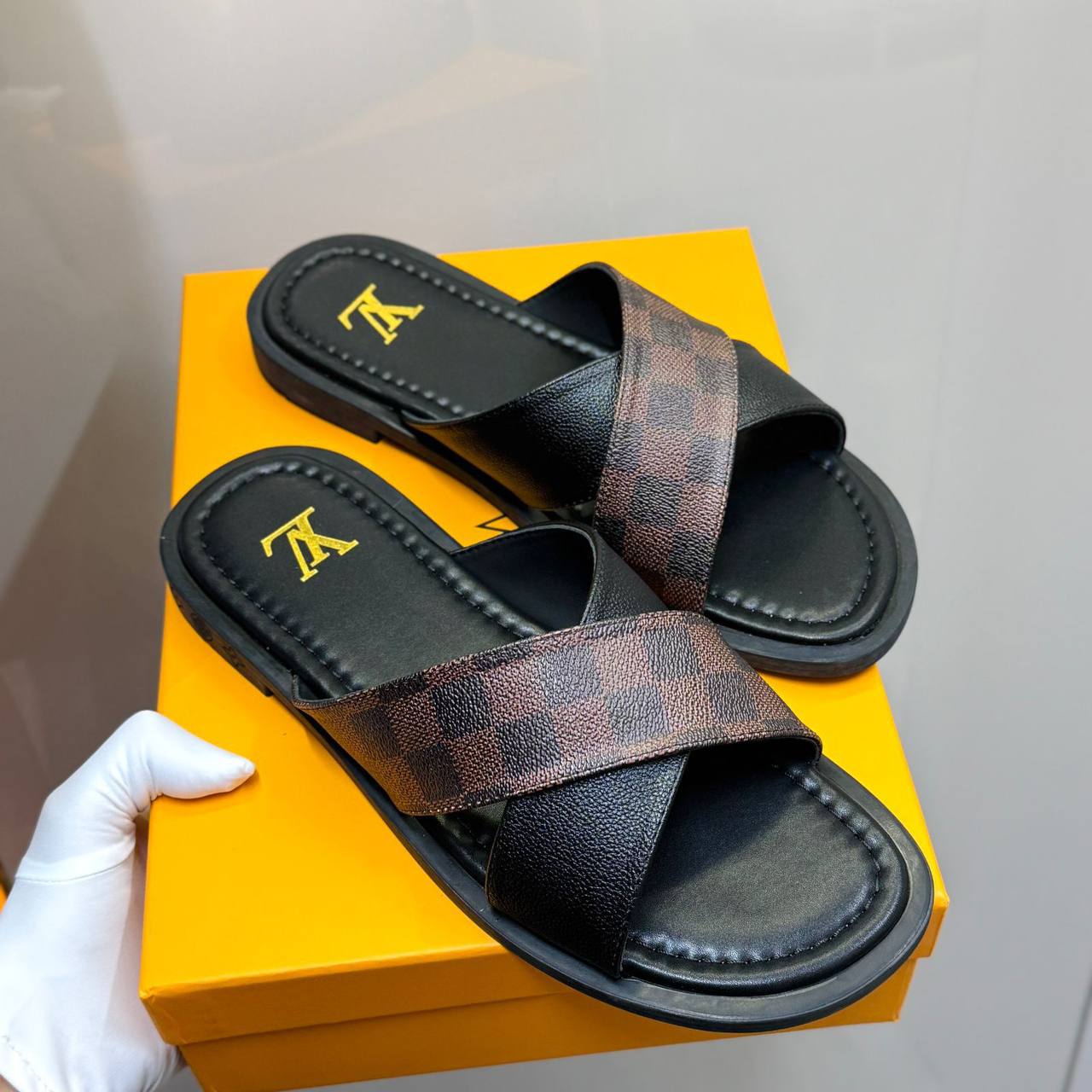 NEW CAME 
LV MEN SLIPPER 
GOOD QUALITY 
105 dhs💓
Size 40 to 45 size 

Zain40
♥️♥️♥️